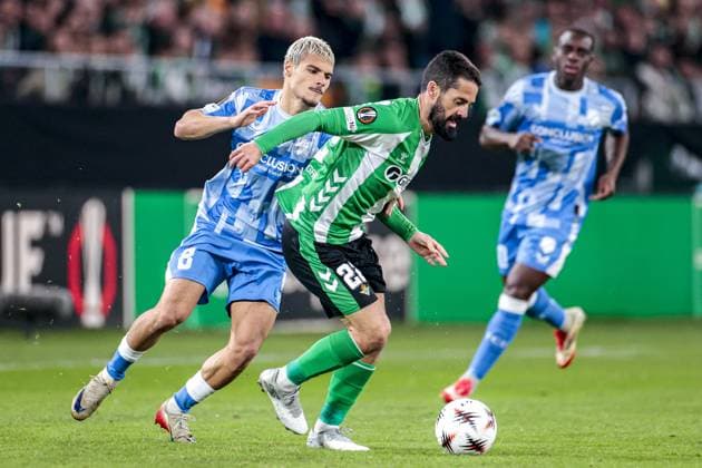 SEVILLA, 27-11-2025, Stadium La Cartuja, UEFA Football season 2025 2026, Europa League match between Betis Sevilla and FC Utrecht. Pictures shows Real Betis player Isco and FC Utrecht player Can Bozdogan Betis Sevilla - Utrecht  x32220834x Copyright: