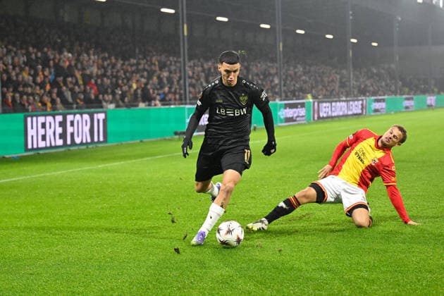 Deventer, De Adelaarshorst , 27 11 25, NLD, Herren, UEFA Europa Leaugue, Saison 2025 2026, Go Ahead Eagles Deventer VfB Stuttgart Bild v li im Zweikampf Nick WOLTEMADE Stuttgart und Kenzo GOUDMIJN Deventer UEFA regulations prohibit any use of photographs as image sequences and or quasi video Overijssel Netherlands