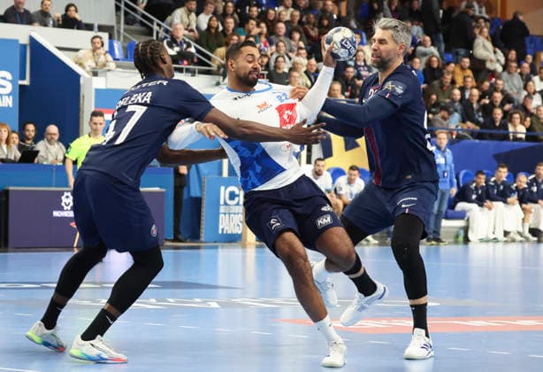 HANDBALL : Paris Saint Germain Vs Wisla Plock - Ligue des Champions - 27 11 2025 Melvyn Richardson (Orlen Wisla Plock) Vs Luka Karabatic (Paris Saint Germain) - Wallem Peleka (Paris Saint Germain) ParisFrance  Copyright: xMichaelxBaucherx
