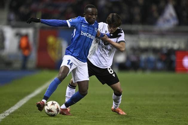 Genk s Yira Sor and FC Basel s Keigo Tsunemoto fight for the ball during a soccer game between Belgian soccer team KRC Genk and Swiss FC Basel, on Thursday 27 November 2025, in Genk, on the fifth game (out of 8) in the league phase of the UEFA Europa League competition. JOHAN EYCKENS JohanxEyckens  x144741129x