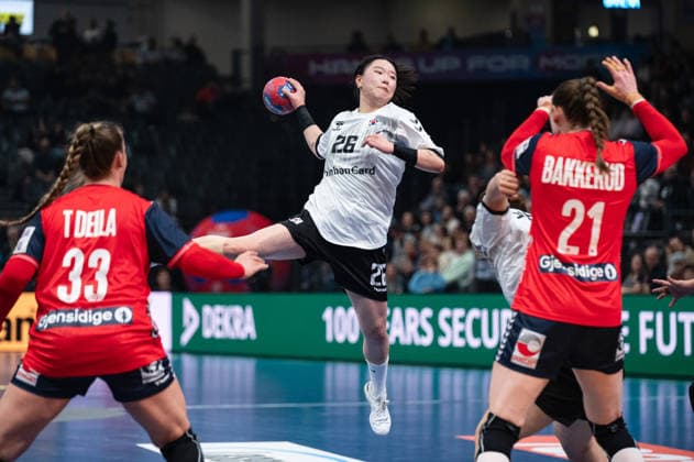 WOO Bitna (26 Republic of Korea) takes a shot at goal during the IHF Women s Handball World Championship, WM, Weltmeisterschaft game between Norway and Republic of Korea at the SWT Arena in Trier, Germany Copyright: xMartinxPitschx xSPPx Sportspressphoto_SPR66512