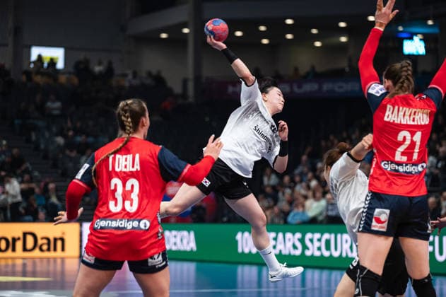 WOO Bitna (26 Republic of Korea) takes a shot at goal during the IHF Women s Handball World Championship, WM, Weltmeisterschaft game between Norway and Republic of Korea at the SWT Arena in Trier, Germany Copyright: xMartinxPitschx xSPPx Sportspressphoto_SPR66513