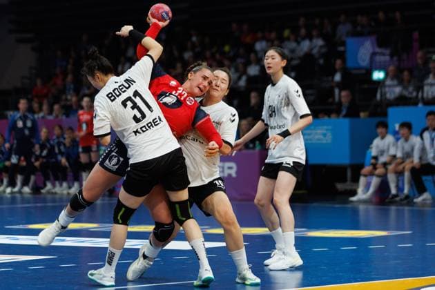 Thale Rushfeldt Deila Norway in duel with Boeun Gim South Korea and Ji In Jung South Korea , Norway vs South Korea, Handball, IHF Womens Handball World Championship, Matchday 1, 27 11 2025 Norway vs South Korea, Handball, IHF Womens Handball World Championship, Matchday 1, 27 11 2025 Copyright: xEibner-Pressefoto AlexanderxNeisx EP_ANS