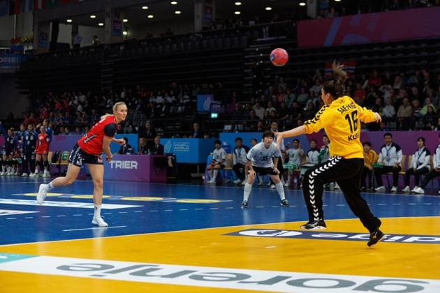 Henny Ella Reistad Norway vs Saeyoung Park South Korea , Norway vs South Korea, Handball, IHF Womens Handball World Championship, Matchday 1, 27 11 2025 Norway vs South Korea, Handball, IHF Womens Handball World Championship, Matchday 1, 27 11 2025 Copyright: xEibner-Pressefoto AlexanderxNeisx EP_ANS