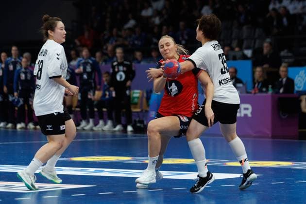 Henny Ella Reistad Norway in a duel with Jihyun Yeon South Korea and Hyewon Lee South Korea , Norway vs South Korea, Handball, IHF Womens Handball World Championship, Matchday 1, 27 11 2025 Norway vs South Korea, Handball, IHF Womens Handball World Championship, Matchday 1, 27 11 2025 Copyright: xEibner-Pressefoto AlexanderxNeisx EP_ANS