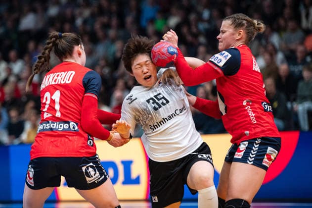 LEE Hyewon (35 Republic of Korea) in a duel with BAKKERUD Ingvild Kristiansen (21 Norway) and AARDAHL Maren Nyland (6 Norway) during the IHF Women s Handball World Championship, WM, Weltmeisterschaft game between Norway and Republic of Korea at the SWT Arena in Trier, Germany Copyright: xMartinxPitschx xSPPx Sportspressphoto_SPR66514