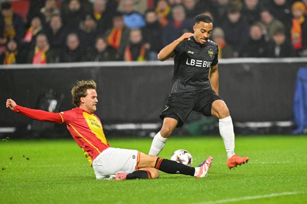 Deventer, De Adelaarshorst , 27 11 25, NLD, Herren, UEFA Europa Leaugue, Saison 2025 2026, Go Ahead Eagles Deventer VfB Stuttgart Bild v li im Zweikampf Melle MEULENSTEEN Deventer und Jamie LEWELING Stuttgart UEFA regulations prohibit any use of photographs as image sequences and or quasi video Overijssel Niederlande