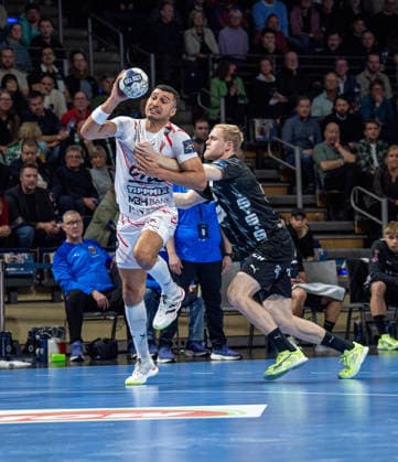 Handball, Men, Season 2025 2026, Champions League Group A, Matchday 9 , Füchse Berlin One Veszprem HC, v l Yehia Mohammed Yehia Elderaa Veszprem , Matthes Langhoff Füchse Berlin , 27 11 2025, Copyright: xSebastianxRäppold MatthiasxKochx