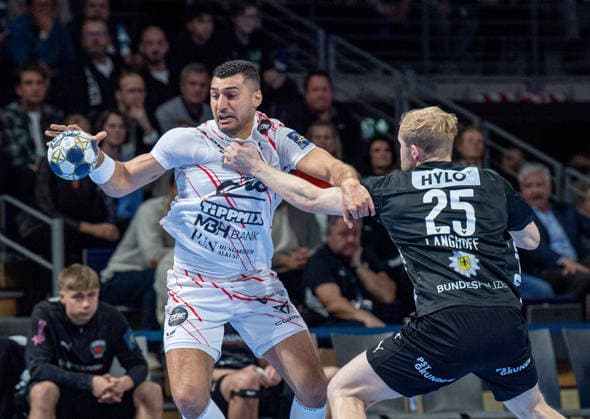 Handball, Men, Season 2025 2026, Champions League Group A, Matchday 9 , Füchse Berlin One Veszprem HC, v l Yehia Mohammed Yehia Elderaa Veszprem , Matthes Langhoff Füchse Berlin , 27 11 2025, Copyright: xSebastianxRäppold MatthiasxKochx