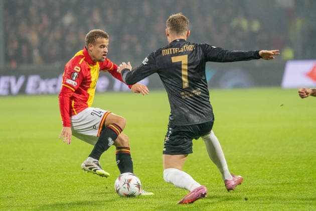 27 11 2025, Football UEFA Europa League, Season 2025 2026, Matchday 05, Go Ahead Eagles VfB Stuttgart at Stadion De Adelaarshorst in Deventer duel between Kenzo Goudmijn Go Ahead Eagles, 24 and Maximilian Mittelstaedt VfB Stuttgart, 07 Important note In accordance with UEFA regulations, it is prohibited to utilize or have utilized photographs taken in the stadium and or of the match in the form of sequential images and or video-like photo series Foto Kirchner Media Thomas Haesler Copyright: xKirchner-Media ThomasxHaeslerx