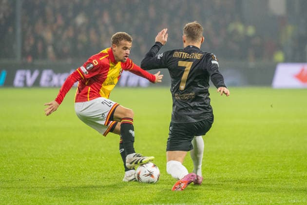 27 11 2025, Football UEFA Europa League, Season 2025 2026, Matchday 05, Go Ahead Eagles VfB Stuttgart at Stadion De Adelaarshorst in Deventer duel between Kenzo Goudmijn Go Ahead Eagles, 24 and Maximilian Mittelstaedt VfB Stuttgart, 07 Important note In accordance with UEFA regulations, it is prohibited to utilize or have utilized photographs taken in the stadium and or of the match in the form of sequential images and or video-like photo series Foto Kirchner Media Thomas Haesler Copyright: xKirchner-Media ThomasxHaeslerx