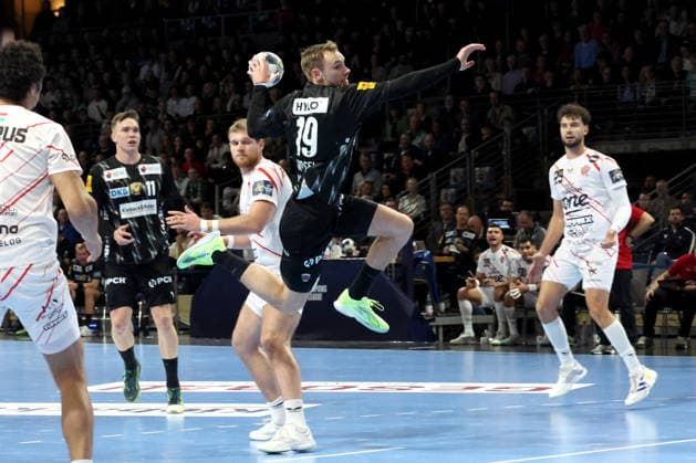 DEU, Machineseeker EHF Champions League, Fuechse Berlin vs Veszprem, 27 11 2025, Max Schmeling Halle, Berlin, DEU, Machineseeker EHF Champions League, Fuechse Berlin vs Veszprem, in the picture Mathias Gidsel Fuechse Berlin 19 , Luka Cindric Veszprem 25 nordphotoxGmbHx xEngler nph00076