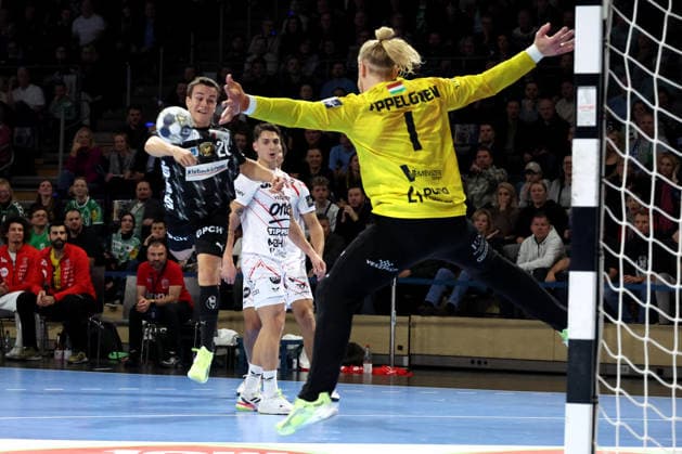 DEU, Machineseeker EHF Champions League, Fuechse Berlin vs Veszprem, 27 11 2025, Max Schmeling Halle, Berlin, DEU, Machineseeker EHF Champions League, Fuechse Berlin vs Veszprem, in the picture Tim Freihoefer Fuechse Berlin 19 , Mikael Appelgren Veszprem 1 nordphotoxGmbHx xEngler nph00076