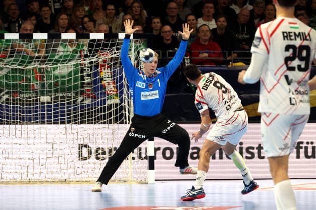 DEU, Machineseeker EHF Champions League, Fuechse Berlin vs Veszprem, 27 11 2025, Max Schmeling Halle, Berlin, DEU, Machineseeker EHF Champions League, Fuechse Berlin vs Veszprem, in the picture 7m Lasse Ludwig Fuechse Berlin 1 , Hugo Descat Veszprem 9 nordphotoxGmbHx xEngler nph00076