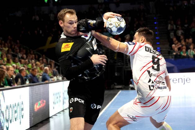DEU, Machineseeker EHF Champions League, Fuechse Berlin vs Veszprem, 27 11 2025, Max Schmeling Halle, Berlin, DEU, Machineseeker EHF Champions League, Fuechse Berlin vs Veszprem, in the picture Mathias Gidsel Fuechse Berlin 19 , Hugo Descat Veszprem 9 nordphotoxGmbHx xEngler nph00076