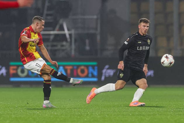 2025-11-27 Go Ahead Eagles v VfB Stuttgart - UEFA Europa League, League phase, MD5 DEVENTER, NETHERLANDS - NOVEMBER 27: Mathis Suray of Go Ahead Eagles shoots the ball during the UEFA Europa League, League phase, MD5 match between Go Ahead Eagles and VfB Stuttgart at De Adelaarshorst on November 27, 2025 in Deventer, Netherlands. Deventer De Adelaarshorst Netherlands Content not available for redistribution in The Netherlands directly or indirectly through any third parties. Copyright: xBenxGalx
