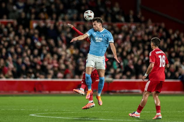 UEFA Europa League Matchday 5 of 8 Nottingham Forest v Malmo FF Colin Rosler of Malmo FF jumps up to win the high ball during the UEFA Europa League Matchday 5 of 8 Nottingham Forest vs Malmo FF at City Ground, Nottingham, United Kingdom, 27th November 2025 (Photo by Mark Cosgrove News Images) Nottingham City Ground Nottinghamshire United Kingdom Copyright: xMarkxCosgrove NewsxImagesx