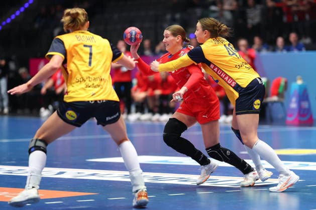 Sweden Czech Republic, IHF Womens Handball World Championship Linn Blohm Sweden, 7 and Olivia Löfquist Sweden, 49 push Eliska Desortova Czech Republic, 24 from the preliminary round match of the Womens Handball World Championship between Sweden and Czech Republic on November 27, 2025 at the Porsche Arena in Stuttgart , Stuttgart Baden Württemberg Germany Porsche Arena