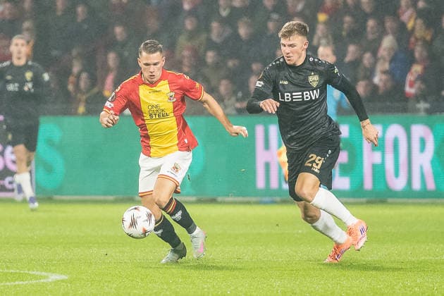 27 11 2025, Football UEFA Europa League, Season 2025 2026, Matchday 05, Go Ahead Eagles VfB Stuttgart at Stadion De Adelaarshorst in Deventer duel between Mathis Suray Go Ahead Eagles, 17 and Finn Jeltsch VfB Stuttgart, 29 Important note In accordance with UEFA regulations, it is prohibited to exploit or have exploited photographs taken in the stadium and or of the match in the form of sequential images and or video-like photo series Foto Kirchner Media Thomas Haesler Copyright: xKirchner-Media ThomasxHaeslerx