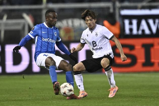 Genk s Yira Sor and FC Basel s Keigo Tsunemoto fight for the ball during a soccer game between Belgian soccer team KRC Genk and Swiss FC Basel, on Thursday 27 November 2025, in Genk, on the fifth game (out of 8) in the league phase of the UEFA Europa League competition. JOHAN EYCKENS JohanxEyckens  x144743323x