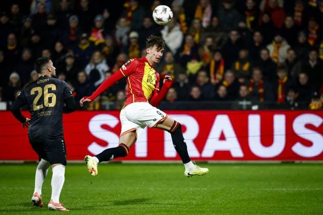 DEVENTER - (l-r) Deniz Undav of VfB Stuttgart, Milan Smit of Go Ahead Eagles during the Europa League match between Go Ahead Eagles and VfB Stuttgart at De Adelaarshorst on November 27, 2025, in Deventer, Netherlands. ANP VINCENT JANNINK UEFA Europa Europa League matchday 5 2025-2026 xVIxANPxSportx xxANPxIVx 543237804 originalFilename: 543237804.jpg