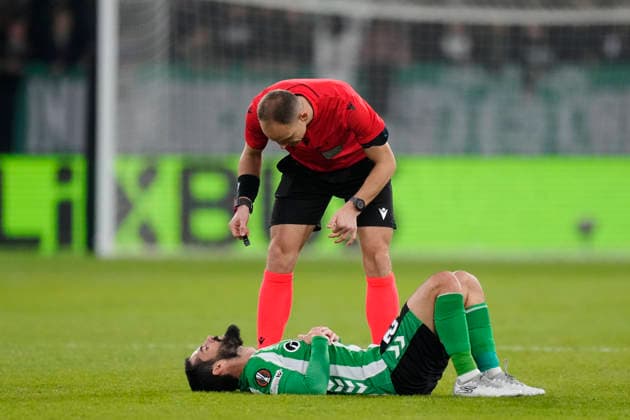 Real Betis Balompie v FC Utrecht - UEFA Europa League 2025 26 League Phase MD5 Isco attacking midfield of Betis and Spain lies injured on the pitch during the UEFA Europa League 2025 26 League Phase MD5 match between Real Betis Balompie and FC Utrecht at Estadio olimpico de La Cartuja on November 27, 2025 in Seville, Spain. Seville Spain  Copyright: xJosexBretonx originalFilename:bretonhernandez-realbeti251127_npV8x.jpg