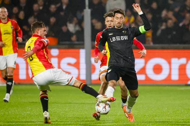 Atakan Karazor of VfB Stuttgart and Calvin Twigt of Go Ahead Eagles battle for the ball Go Ahead Eagles v VfB Stuttgart, UEFA Europa League 2025 26 League Phase MD5, Go Ahead Eagles v VfB Stuttgart, Stadion De Adelaarshorst, November 27, 2025, Deventer, Netherlands.