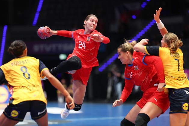 Sweden Czech Republic, IHF Womens Handball World Championship throw from the back by Eliska Desortova Czech Republic, 24 preliminary round match of the Womens Handball World Championship between Sweden and Czech Republic on November 27, 2025 at Porsche Arena in Stuttgart , Stuttgart Baden Württemberg Germany Porsche Arena
