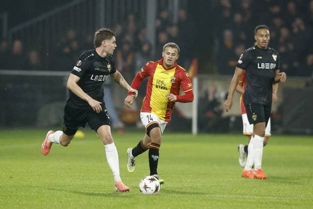 DEVENTER , 27-11-2025 , Stadium De Adelaarshorst , season 2025 2026 , UEFA Europa League football , League phase matchday 5 , match between Go Ahead Eagles and VFB Stuttgart , picture shows Stuttgart player Ramon Hendriks, Go Ahead Eagles player Kenzo Goudmijn Go Ahead Eagles - Stuttgart  x32221035x Copyright: