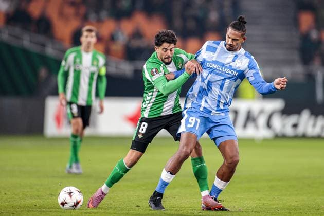 SEVILLA, 27-11-2025, Stadium La Cartuja, UEFA Football season 2025 2026, Europa League match between Betis Sevilla and FC Utrecht. Pictures shows Real Betis player Pablo Fornals and FC Utrecht player Sebastien Haller Betis Sevilla - Utrecht  x32221038x Copyright:
