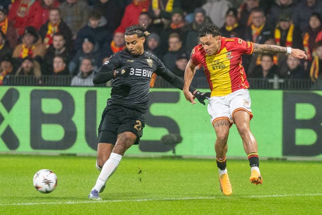 27 11 2025, Football UEFA Europa League, Season 2025 2026, Matchday 05, Go Ahead Eagles VfB Stuttgart at Stadion De Adelaarshorst in Deventer duel between Lorenz Assignon VfB Stuttgart, 22 and Dean James Go Ahead Eagles, 05 Important note According to UEFA regulations, it is prohibited to use or have used photographs taken in the stadium and or of the match in the form of sequential images and or video-like photo series Photo Kirchner Media Thomas Haesler Copyright: xKirchner-Media ThomasxHaeslerx