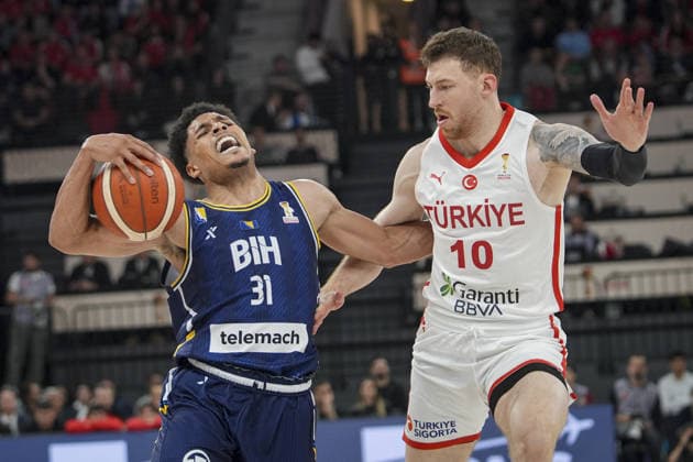Turkiye v Bosnia and Herzegovina - FIBA World Cup European Qualifiers ISTANBUL, TURKIYE - NOVEMBER 27: Turkiye’s Onuralp Bitim (10) of the national team, Nationalteam and Bosnia and Herzegovina’s Xavier Castaneda (31) compete during the 2027 FIBA World Cup European Qualifiers first round Group C match between Turkiye and Bosnia and Herzegovina at the Turkcell Basketball Development Center in Istanbul, Turkiye, on November 27, 2025. Beyza Comert Anadolu Istanbul Turkey. Editorial use only. Please get in touch for any other usage.  Copyright: x2025xAnadoluxBeyzaxComertx