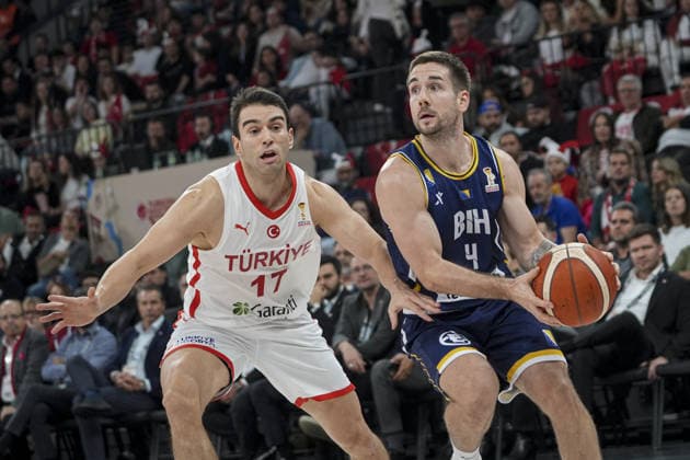 Turkiye v Bosnia and Herzegovina - FIBA World Cup European Qualifiers ISTANBUL, TURKIYE - NOVEMBER 27: Turkiye’s Berk Ugurlu (17) of the national team, Nationalteam and Bosnia and Herzegovina’s Adnan Arslanagic (4) compete during the 2027 FIBA World Cup European Qualifiers first round Group C match between Turkiye and Bosnia and Herzegovina at the Turkcell Basketball Development Center in Istanbul, Turkiye, on November 27, 2025. Beyza Comert Anadolu Istanbul Turkey. Editorial use only. Please get in touch for any other usage.  Copyright: x2025xAnadoluxBeyzaxComertx