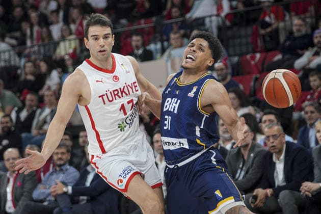 Turkiye v Bosnia and Herzegovina - FIBA World Cup European Qualifiers ISTANBUL, TURKIYE - NOVEMBER 27: Turkiye’s Berk Ugurlu (17) of the national team, Nationalteam and Bosnia and Herzegovina’s Xavier Castaneda (31) compete during the 2027 FIBA World Cup European Qualifiers first round Group C match between Turkiye and Bosnia and Herzegovina at the Turkcell Basketball Development Center in Istanbul, Turkiye, on November 27, 2025. Beyza Comert Anadolu Istanbul Turkey. Editorial use only. Please get in touch for any other usage.  Copyright: x2025xAnadoluxBeyzaxComertx