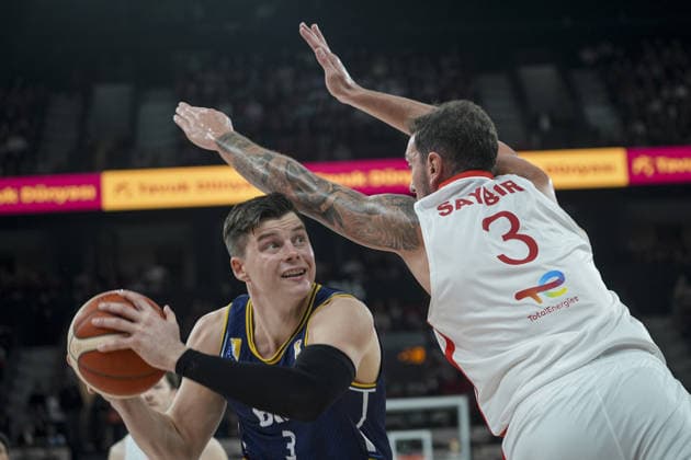 Turkiye v Bosnia and Herzegovina - FIBA World Cup European Qualifiers ISTANBUL, TURKIYE - NOVEMBER 27: Turkiye’s Yigitcan Saybir (R) of the national team, Nationalteam and Bosnia and Herzegovina’s Amar Alibegovic (L) compete during the 2027 FIBA World Cup European Qualifiers first round Group C match between Turkiye and Bosnia and Herzegovina at the Turkcell Basketball Development Center in Istanbul, Turkiye, on November 27, 2025. Beyza Comert Anadolu Istanbul Turkey. Editorial use only. Please get in touch for any other usage.  Copyright: x2025xAnadoluxBeyzaxComertx