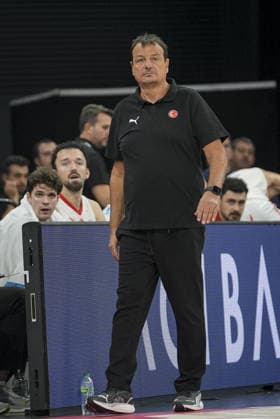 Turkiye v Bosnia and Herzegovina - FIBA World Cup European Qualifiers ISTANBUL, TURKIYE - NOVEMBER 27: Ergin Ataman, head coach of Turkish national basketball team follows the 2027 FIBA World Cup European Qualifiers first round Group C match between Turkiye and Bosnia and Herzegovina at the Turkcell Basketball Development Center in Istanbul, Turkiye, on November 27, 2025. Beyza Comert Anadolu Istanbul Turkey. Editorial use only. Please get in touch for any other usage.  Copyright: x2025xAnadoluxBeyzaxComertx
