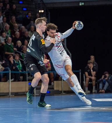 Handball, Men, Season 2025 2026, Champions League Group A, Matchday 9 , Füchse Berlin One Veszprem HC, v l Lasse Bredekjaer Andersson Füchse Berlin , Nedim Remili Veszprem , 27 11 2025, Copyright: xSebastianxRäppold MatthiasxKochx