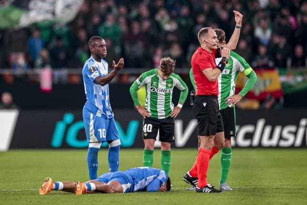 SEVILLA, 27-11-2025, Stadium La Cartuja, UEFA Football season 2025 2026, Europa League match between Betis Sevilla and FC Utrecht. Pictures shows FC Utrecht player Souffian El Karouani has a injury referee Nenad Minakovic and FC Utrecht player Yoann Cathline Betis Sevilla - Utrecht  x32221068x Copyright: