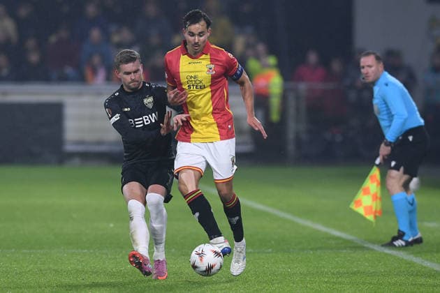 Soccer UEFA Europa League matchday 5 Go Ahead Eagles Deventer VfB Stuttgart on 27 11 2025 at Stadion De Adelaarshorst in Deventer Mats Deijl Deventer , front Maximilian Mittelstädt Stuttgart , back xRx