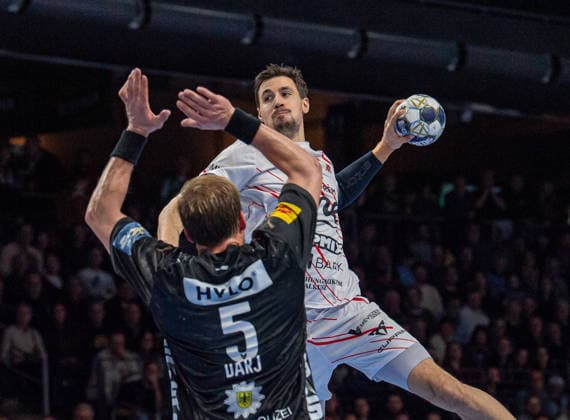 Handball, Men, Season 2025 2026, Champions League Group A, Matchday 9 , Füchse Berlin One Veszprem HC, f l Max Darj Füchse Berlin , Ivan Martinovic Veszprem , 27 11 2025, Copyright: xSebastianxRäppold MatthiasxKochx