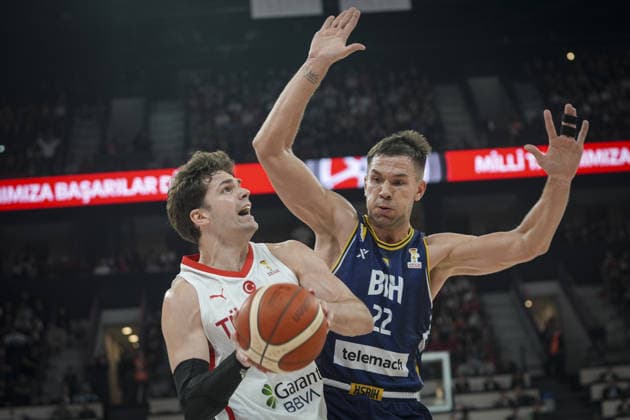 Turkiye v Bosnia and Herzegovina - FIBA World Cup European Qualifiers ISTANBUL, TURKIYE - NOVEMBER 27: Tarik Biberovic (L) of Turkiye in action against Emir Sulejmanovic (22) of Bosnia and Herzegovina during the 2027 FIBA World Cup European Qualifiers first round Group C match between Turkiye and Bosnia and Herzegovina at the Turkcell Basketball Development Center in Istanbul, Turkiye, on November 27, 2025. Beyza Comert Anadolu Istanbul Turkey. Editorial use only. Please get in touch for any other usage.  Copyright: x2025xAnadoluxBeyzaxComertx