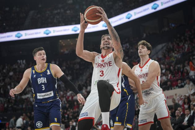 Turkiye v Bosnia and Herzegovina - FIBA World Cup European Qualifiers ISTANBUL, TURKIYE - NOVEMBER 27: Yigitcan Saybir (3) of Turkiye in action against Amar Alibegovic (3) of Bosnia and Herzegovina during the 2027 FIBA World Cup European Qualifiers first round Group C match between Turkiye and Bosnia and Herzegovina at the Turkcell Basketball Development Center in Istanbul, Turkiye, on November 27, 2025. Beyza Comert Anadolu Istanbul Turkey. Editorial use only. Please get in touch for any other usage.  Copyright: x2025xAnadoluxBeyzaxComertx