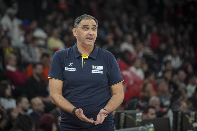Turkiye v Bosnia and Herzegovina - FIBA World Cup European Qualifiers ISTANBUL, TURKIYE - NOVEMBER 27: Head coach of Bosnia and Herzegovina Dario Gjergja gives tactics during the 2027 FIBA World Cup European Qualifiers first round Group C match between Turkiye and Bosnia and Herzegovina at the Turkcell Basketball Development Center in Istanbul, Turkiye, on November 27, 2025. Beyza Comert Anadolu Istanbul Turkey. Editorial use only. Please get in touch for any other usage.  Copyright: x2025xAnadoluxBeyzaxComertx
