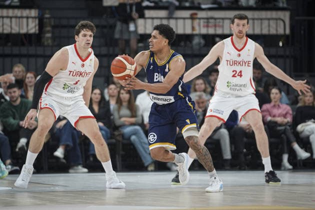 Turkiye v Bosnia and Herzegovina - FIBA World Cup European Qualifiers ISTANBUL, TURKIYE - NOVEMBER 27: Tarik Biberovic (L) of Turkiye in action against Xavier Castaneda (C) of Bosnia and Herzegovina during the 2027 FIBA World Cup European Qualifiers first round Group C match between Turkiye and Bosnia and Herzegovina at the Turkcell Basketball Development Center in Istanbul, Turkiye, on November 27, 2025. Beyza Comert Anadolu Istanbul Turkey. Editorial use only. Please get in touch for any other usage.  Copyright: x2025xAnadoluxBeyzaxComertx