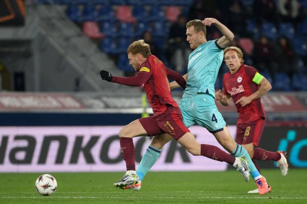 SOCCER - UEFA EL, Bologna vs RBS BOLOGNA,ITALY,27.NOV.25 - SOCCER - UEFA Europa League, FC Bologna vs Red Bull Salzburg. Image shows Yorbe Vertessen (RBS) and Tommaso Pobega (Bologna).  GEPAxpictures xInsidefoto xAndreaxStaccioli