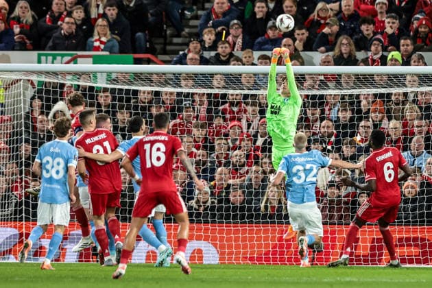 UEFA Europa League Matchday 5 of 8 Nottingham Forest v Malmo FF Melker Ellborg of Malmo FF punches the ball clear during the UEFA Europa League Matchday 5 of 8 Nottingham Forest vs Malmo FF at City Ground, Nottingham, United Kingdom, 27th November 2025 (Photo by Mark Cosgrove News Images) Nottingham City Ground Nottinghamshire United Kingdom Copyright: xMarkxCosgrove NewsxImagesx