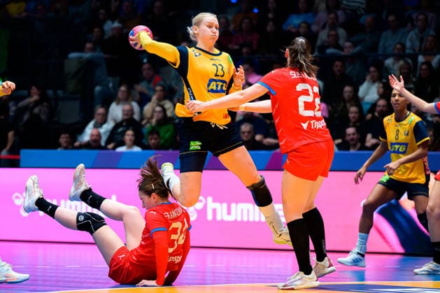 Handball, Womens World Championship, Group G Sweden Czech Republic from left Julie Frankova Czech Republic , Emma Lindkvist Sweden , Marketa Hurychova Czech Republic Stuttgart Porsche Arena Baden Württemberg Germany