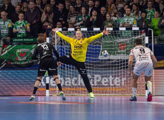 Handball, Men, Season 2025 2026, Champions League Group A, Matchday 9 , Füchse Berlin One Veszprem HC, v l Tobias Gröndahl Füchse Berlin scores a goal from a seven-meter penalty against goalkeeper Mikael Appelgren Veszprem , 27 11 2025, Copyright: xSebastianxRäppold MatthiasxKochx