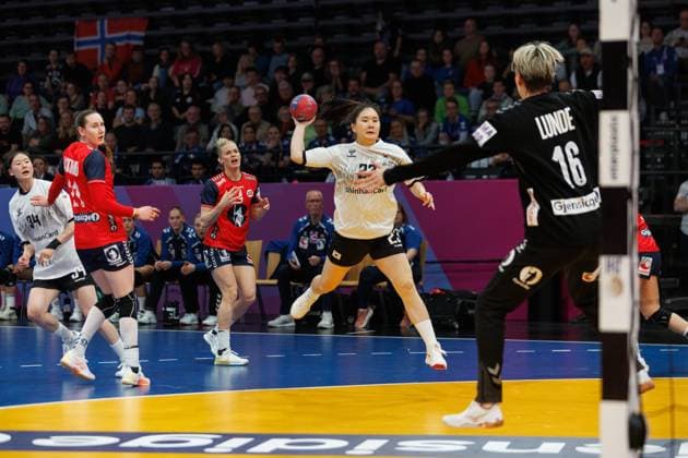 Joeun Song South Korea vs Katrine Lunde Norway , Norway vs South Korea, Handball, IHF Womens Handball World Championship, Matchday 1, 27 11 2025 Norway vs South Korea, Handball, IHF Womens Handball World Championship, Matchday 1, 27 11 2025 Copyright: xEibner-Pressefoto AlexanderxNeisx EP_ANS