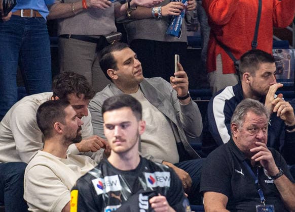 Handball, Men, Season 2025 2026, Champions League Group A, Matchday 9 , Füchse Berlin One Veszprem HC, f l Lukas Herburger Füchse Berlin , Fabian Wiede Füchse Berlin , Goalkeeper Dejan Milosavljev Füchse Berlin with cell phone, Nejc Cehte Füchse Berlin in the stands, 27 11 2025, Copyright: xSebastianxRäppold MatthiasxKochx